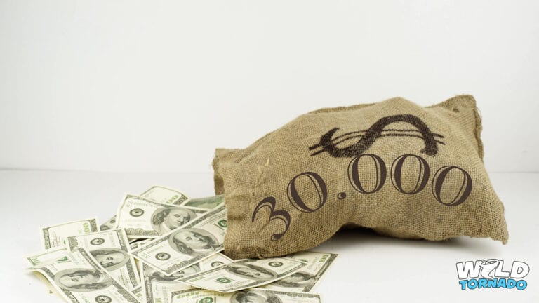 rack-focus-to-sack-of-money-cash-bag-burlap-sack-full-of-american-dollars_rcgwu75rd__F00111111