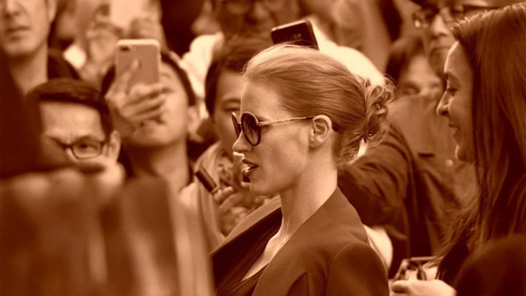 Poker table with chips and cards illustrating Molly Bloom’s high-roller Hollywood games and the true story behind “Molly’s Game” and Player X.